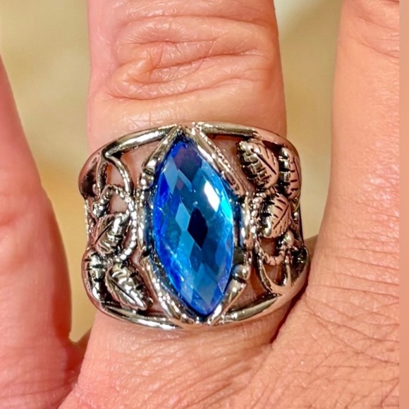 Jewelry - 💥2/$24 or 3/$30💥 Antiqued silver ring with royal blue faceted stone. NWT. Sz 7